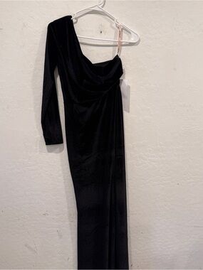 NWT Loyeloy One-Shoulder Black Velvet Evening Gown Draped Neckline Womens Small